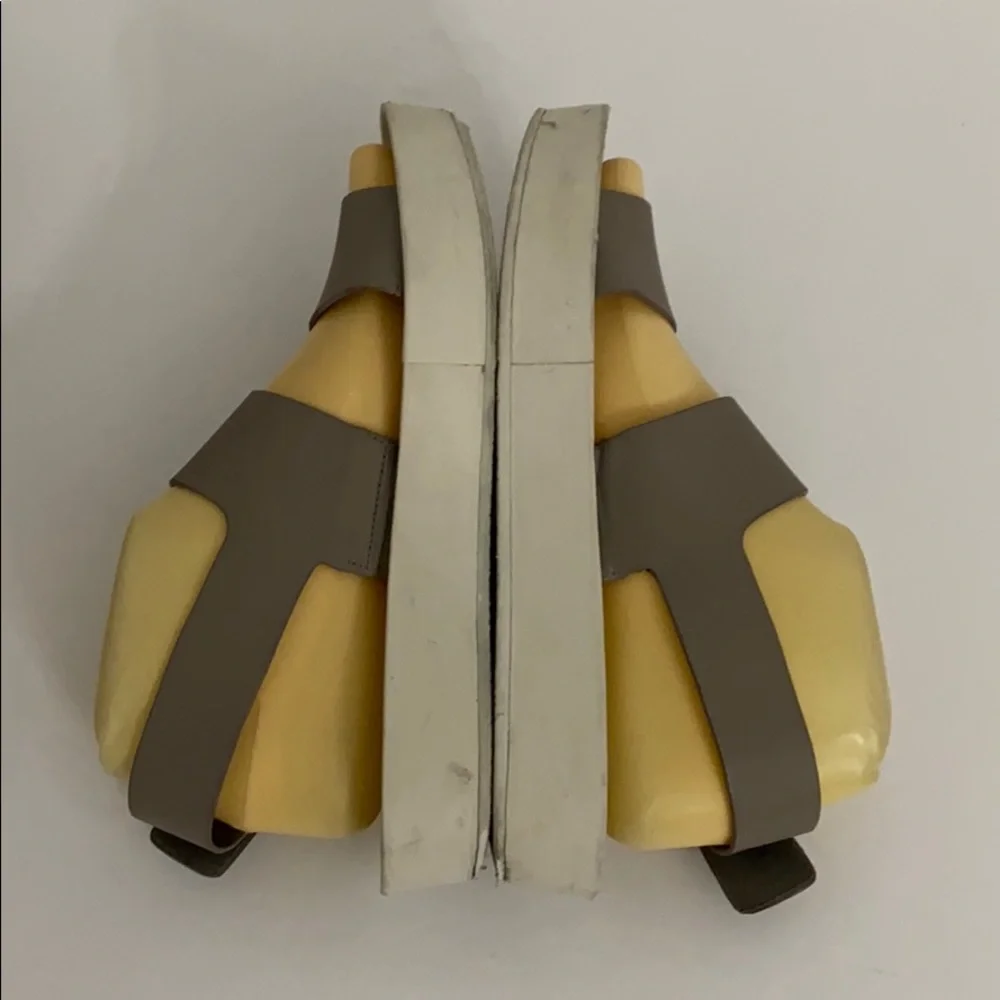 Authentic Vince grey leather designer sandals Sz 7